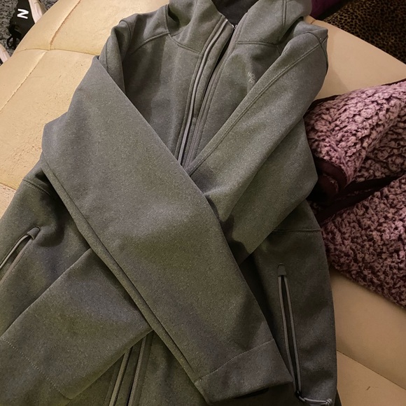 The North Face- Women’s Winter Jacket - Picture 5 of 8